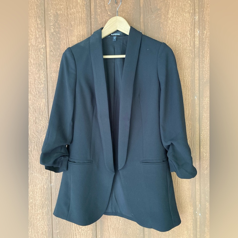 Express boyfriend blazer. Sm relaxed fit. Ruched sleeves. 3/4 length.